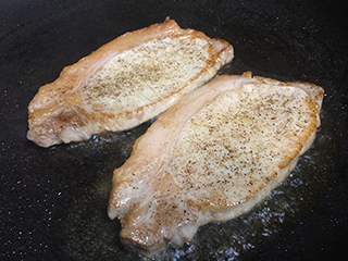 まず強火で両面を焼き、蓋をして弱火で蒸し焼きにすると中まで火が通りやすいです！