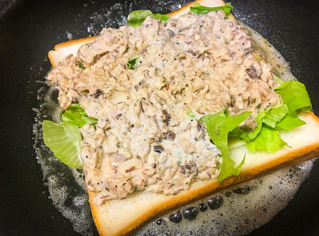 先に組み立てておいて、フライパンにのせてもオッケーですよ!