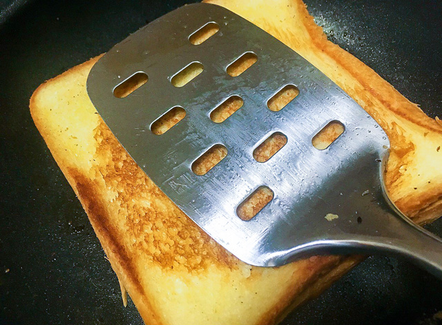 ぎゅっと押しつけてきれいな焦げ目をつけるのだ!!