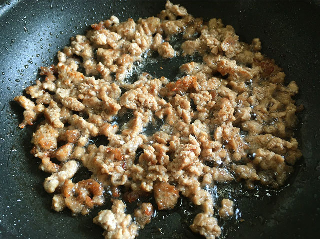 じっくり焼き付けて香ばしく仕上げます。