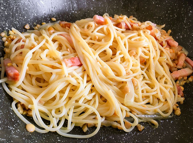 調味料がまんべんなくいきわたるように和えます。