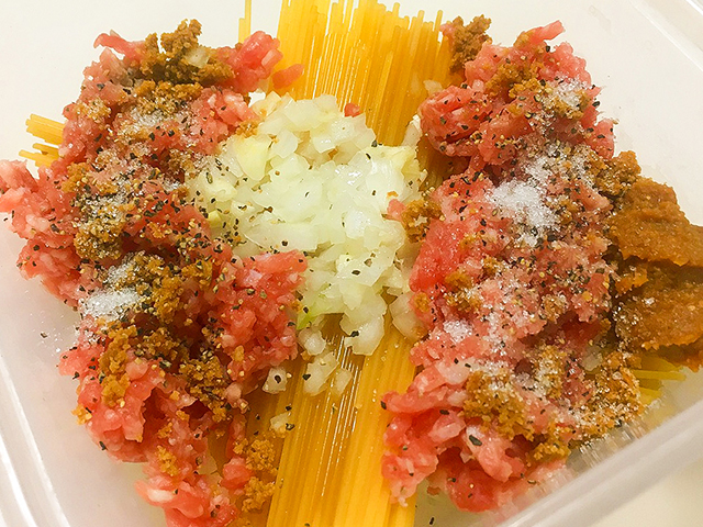 挽き肉はほぐして入れると味がなじみやすくなります。
