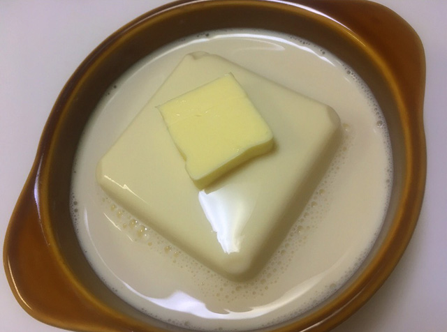バターはコク出しに少量加えます。