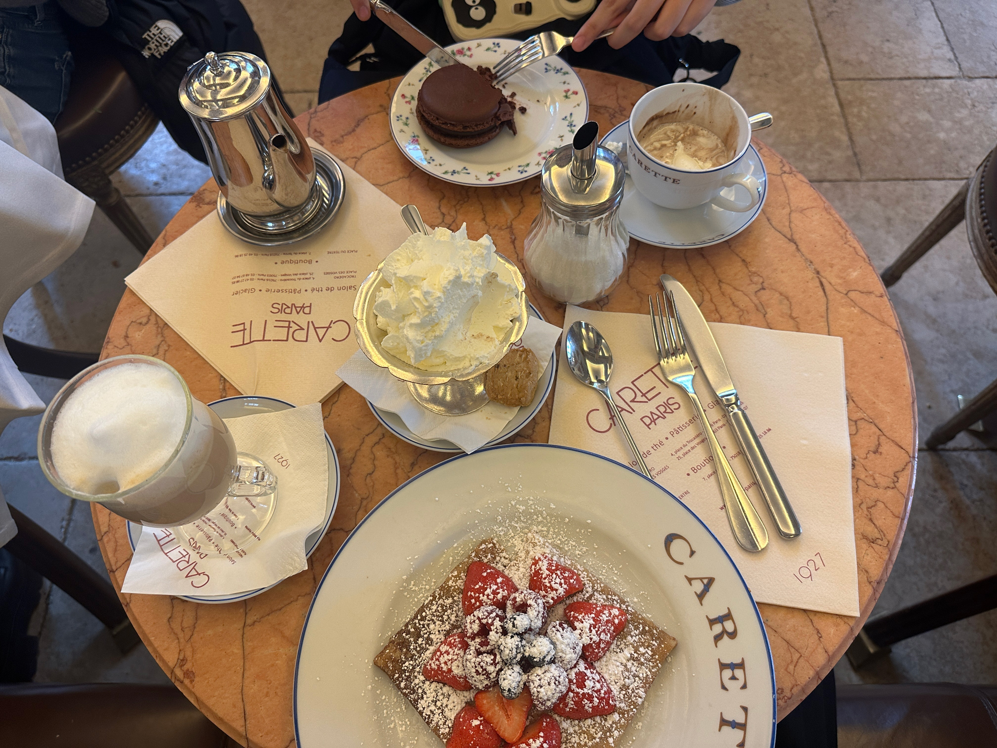 パリとごはん メインビジュアル