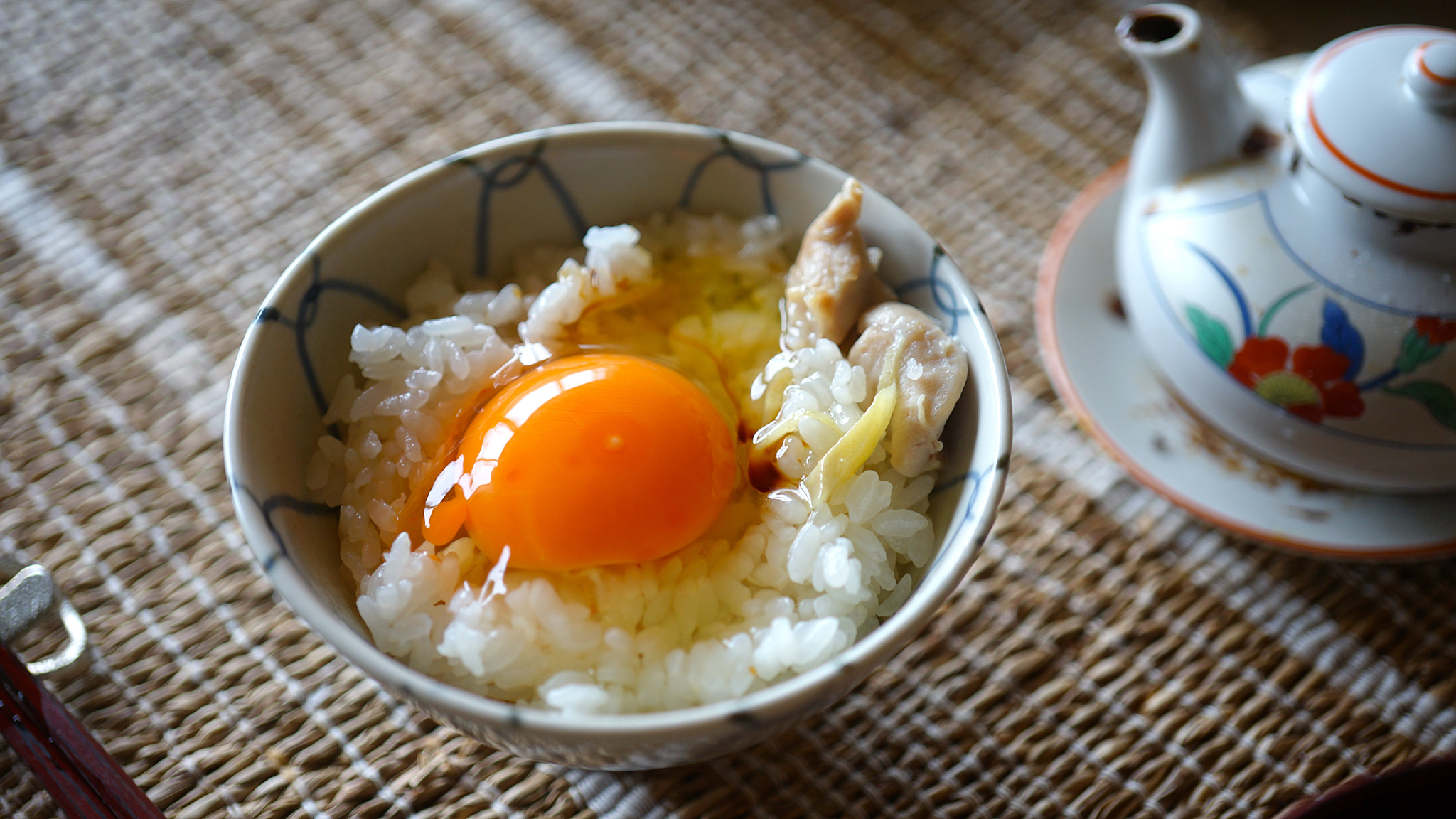 食べるごとに変化を楽しめる「鶏肉と生姜だけの炊き込みごはん」 メインビジュアル