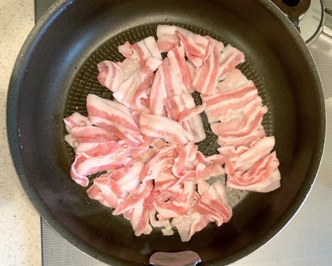 豚バラ肉を炒める