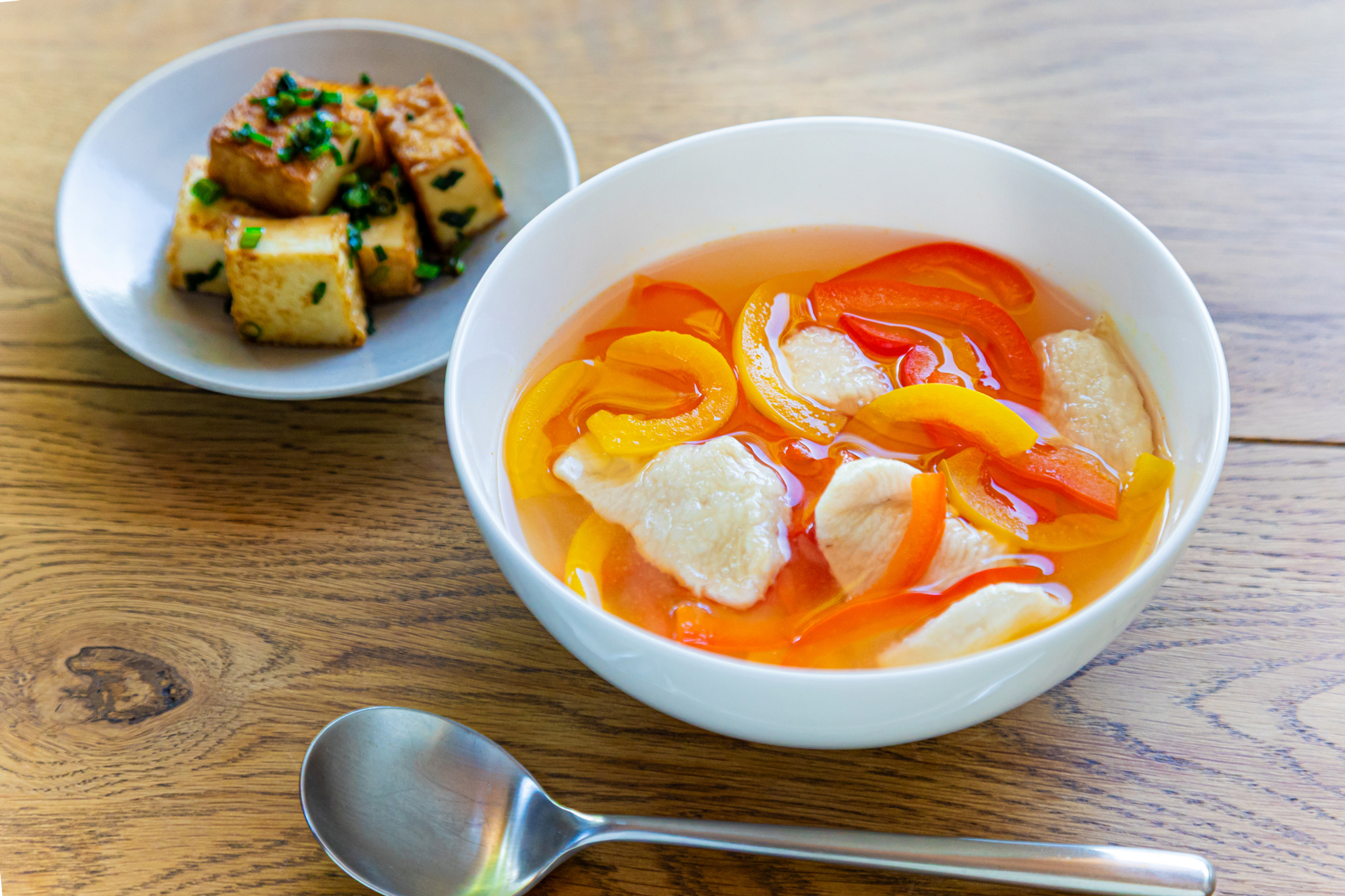 夏に食べたい！有賀薫さんの「2色パプリカと鶏のスープ」と「厚揚げのささっと炒め」 メインビジュアル