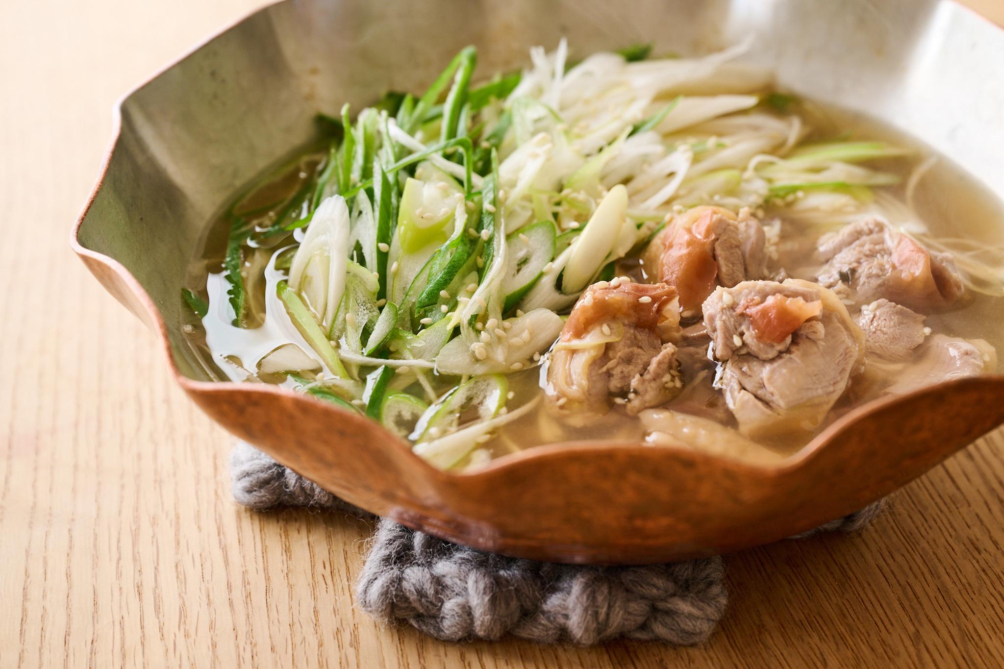 メイン具材は3品でいい！ワタナベマキさんの鍋レシピ「︎鶏とねぎたっぷりの梅鍋」 メインビジュアル