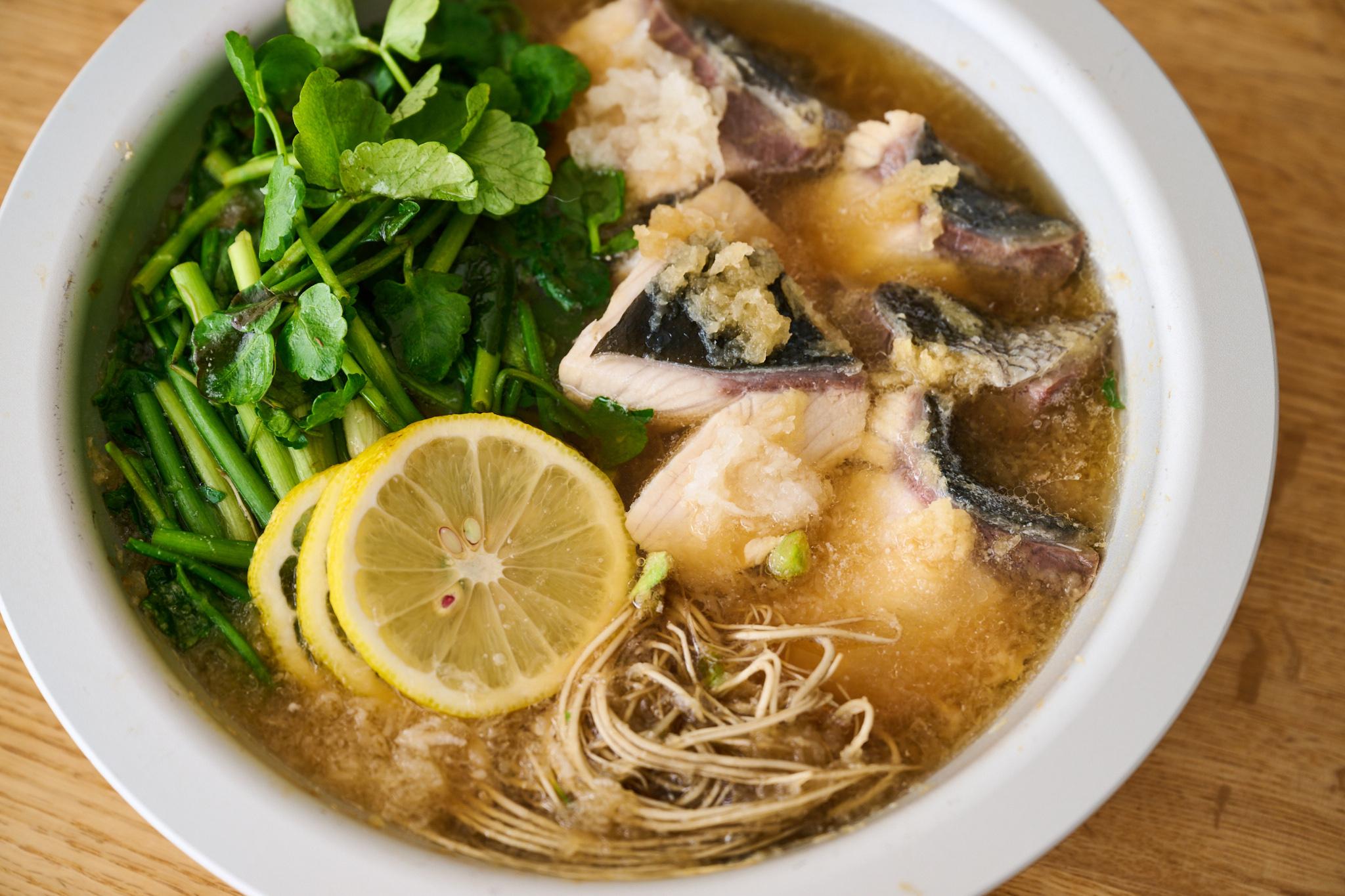 メイン具材は3品でいい！ワタナベマキさんの鍋レシピ「せりとぶりのおろしレモン鍋」 メインビジュアル