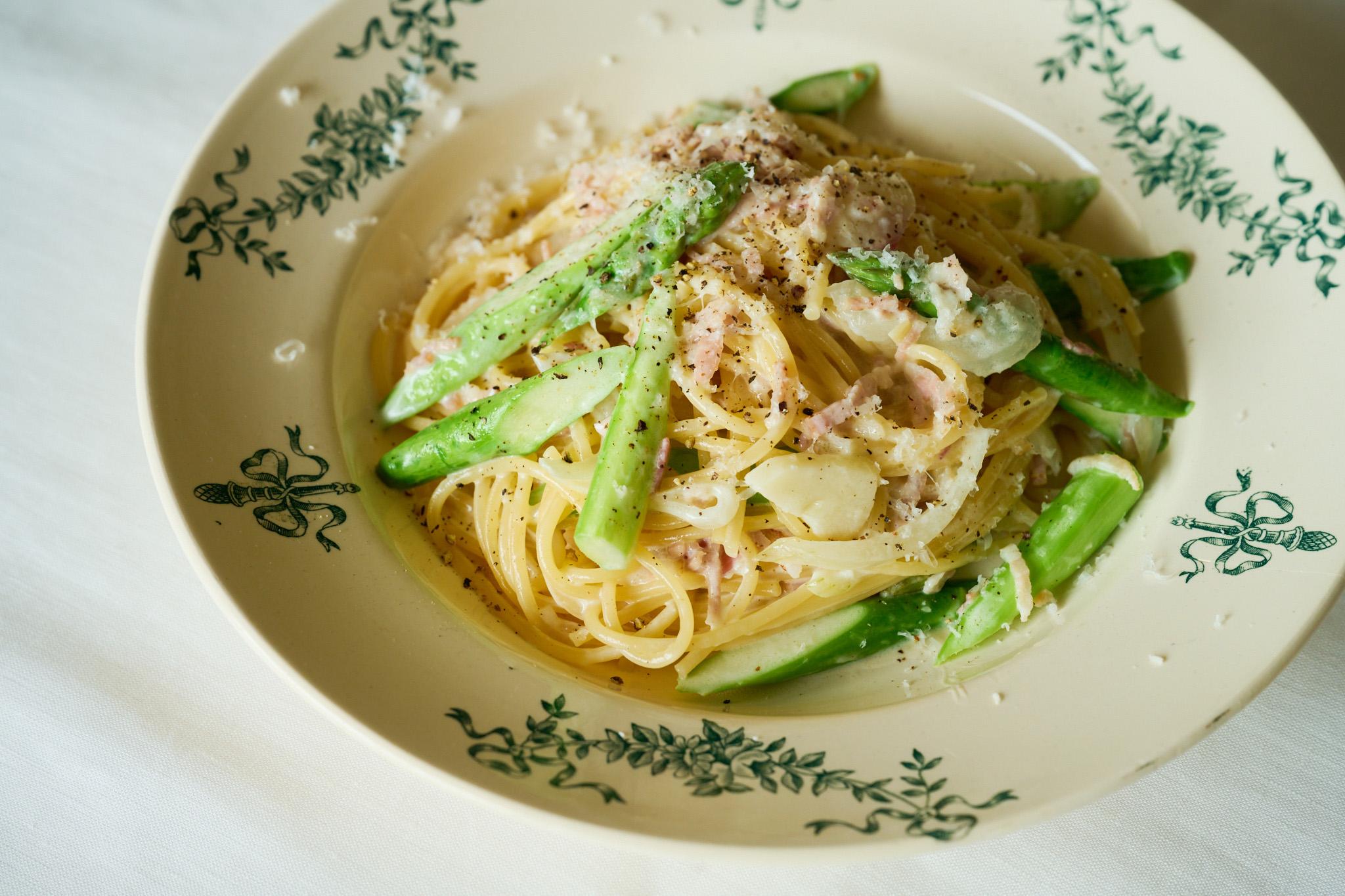 春を味わうワタナベマキさんのワンプレートごはん「アスパラとベーコンのクリームパスタ」 メインビジュアル