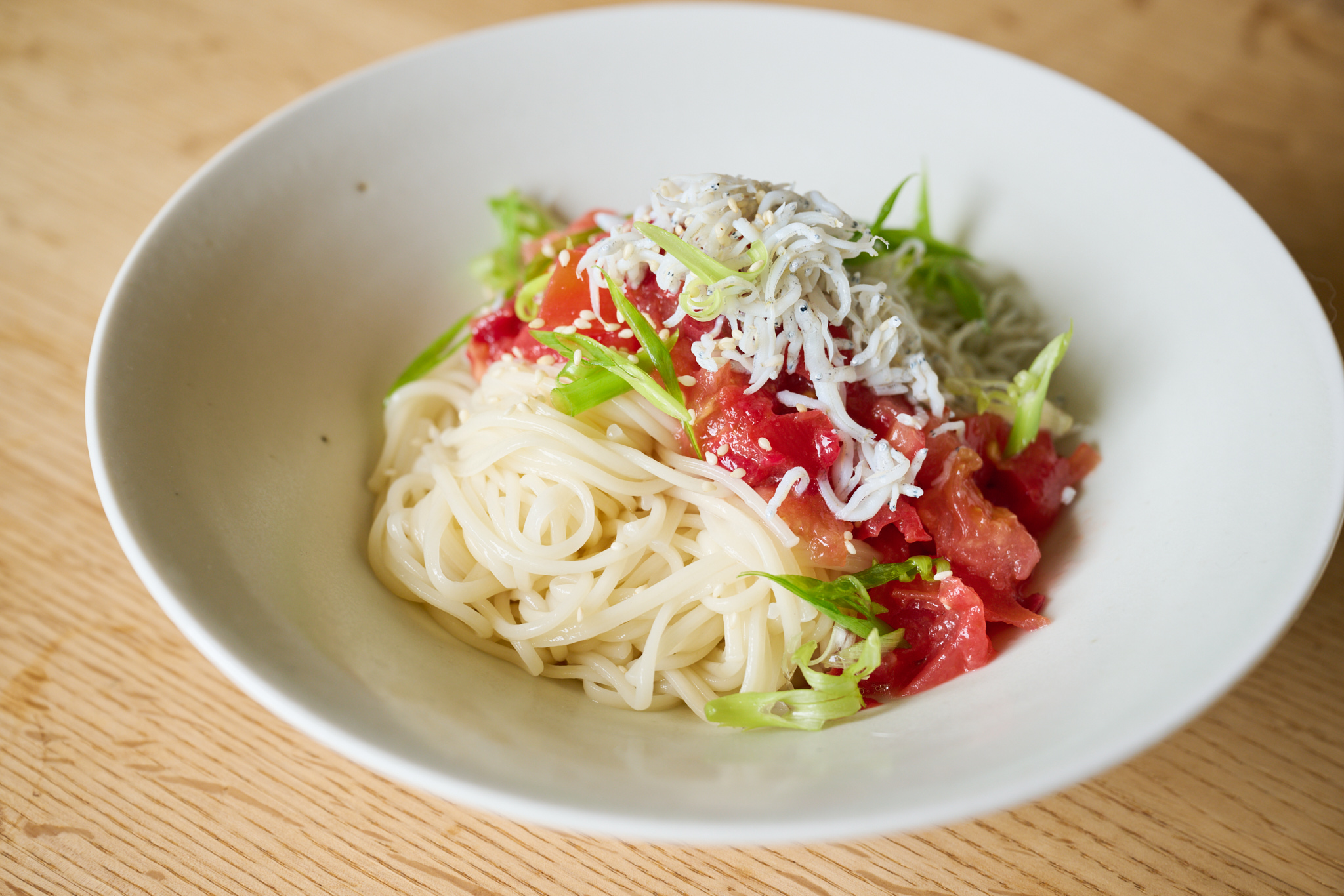 ワタナベマキさんに教わる、夏のお手軽ランチレシピ「トマト梅しらす麺」 メインビジュアル