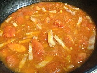 昨今のトマトは大体が甘く酸味が少ないので軽く煮込むだけで美味しいソースになります！
