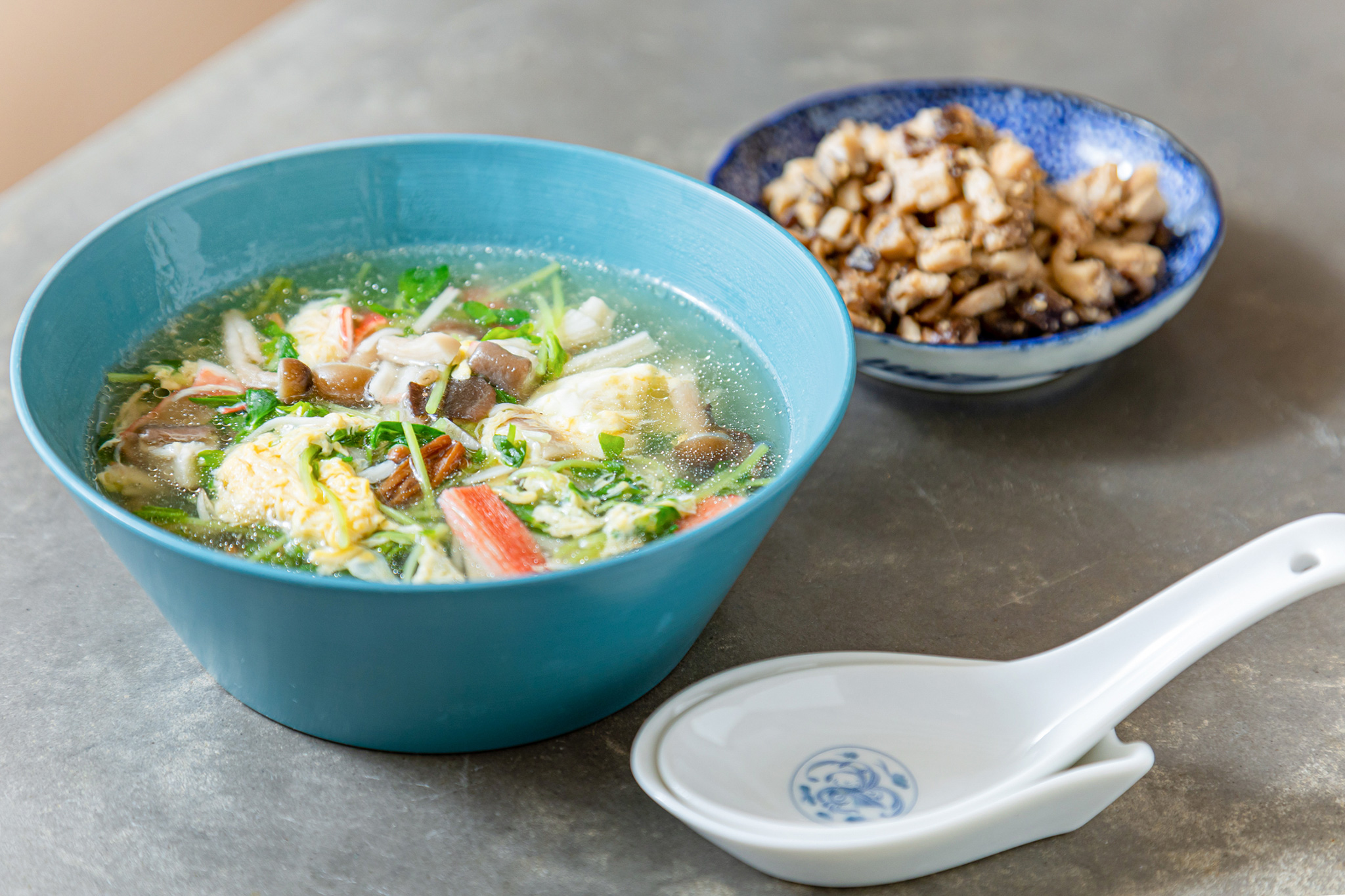 きのこと豆苗、たまごのスープ/しいたけのヴィーガンそぼろ メインビジュアル