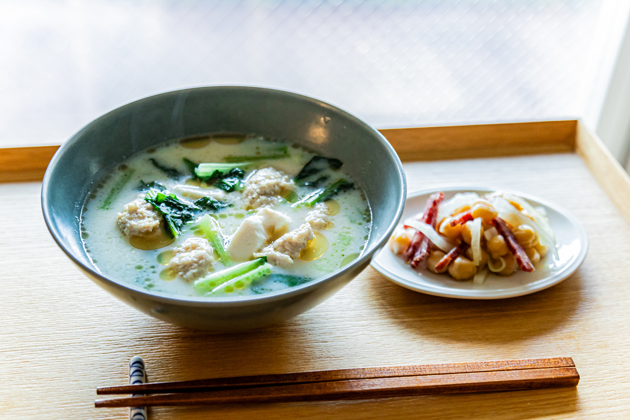 鶏団子と小松菜の豆乳スープ/ひよこ豆とサラミのサラダ メインビジュアル